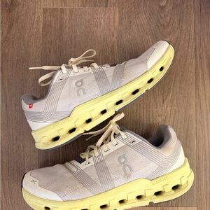 Women’s Gently Worn On Cloud Sneakers